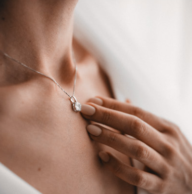 Gravure sur médaille : personnalisez vos bijoux à Strasbourg avec l’Atelier Kador. Messages, prénoms ou initiales, tout est possible.