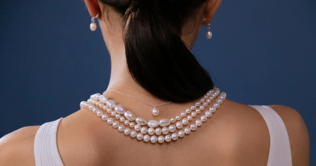 Fragiles et précieuses, les perles nécessitent un soin particulier. Découvrez nos conseils pour entretenir vos bijoux en perles durablement