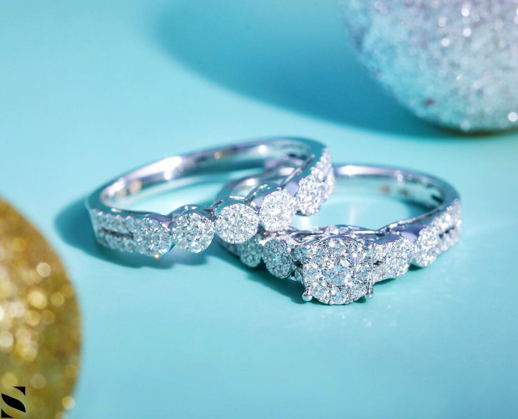 Votre bijou en or blanc jaunit ? Découvrez pourquoi et comment le rhodiage redonne éclat et blancheur à vos bijoux en quelques étapes